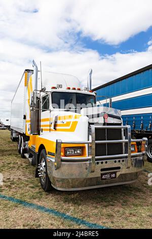 Trucks Australia / Vorderansicht eines Kenworth-Trucks `s der Goldgräberstadt Clunes aus den 1850er Jahren in Victoria Australia. Stockfoto